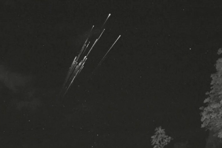 Обломки сгорающих в атмосфере спутников Starlink сняли на видео — «старлинкопад» будет наблюдаться еще несколько дней